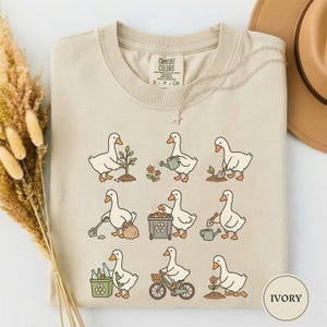Camiseta do Dia da Terra com Ganso, Camiseta Divertida do Dia da Terra com Ganso, Camiseta para Amantes da Natureza, Presente para Amantes de Gansos, Camiseta Ecológica, Camiseta para Jardinagem Cottagecore Ivory