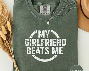 Funny My Girlfriend Beats Me shirt, sarcastische meme humor Tee, Boyfriend Gag cadeau shirt, relatie grap Tee, grappig shirt vrouwen mannen