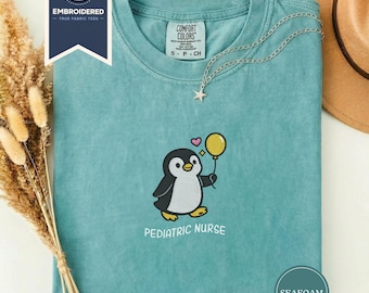 Camiseta bordada de enfermera pediátrica, linda camiseta de pediatría con pingüino, regalo para hospital infantil de Comfort Colors, camiseta divertida para enfermera registrada.