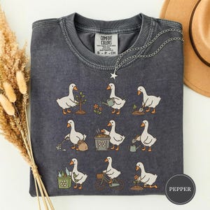 Camiseta do Dia da Terra com Ganso, Camiseta Divertida do Dia da Terra com Ganso, Camiseta para Amantes da Natureza, Presente para Amantes de Gansos, Camiseta Ecológica, Camiseta para Jardinagem Cottagecore Pepper