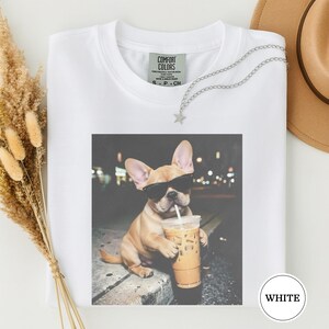 Chemise drôle de bouledogue français buvant de café glacé, t-shirt de meme animal, cadeau d'amant de chien, chemise française drôle, cadeau de maman de chien White