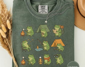 Camiseta fofa de sapo para acampamento, camiseta aconchegante estilo campista, camiseta divertida para aventuras ao ar livre, presente de sapo para trilhas para amantes da natureza.