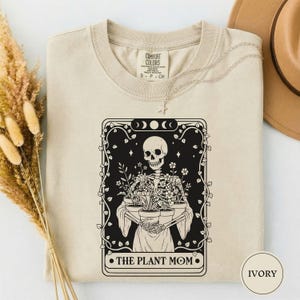 Koszulka z kartą tarota „Mama Roślin”, koszulka z motywem szkieletu i botanicznego kochanka, pomysł na prezent w stylu „Wiedźmi Ogród”, koszula w estetyczną gotycką estetykę kwiatową Ivory