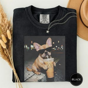 Chemise drôle de bouledogue français buvant de café glacé, t-shirt de meme animal, cadeau d'amant de chien, chemise française drôle, cadeau de maman de chien Black