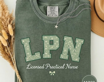 Gelicentieerd praktisch verpleegkundige shirt, T-shirt met bloemen LPN, LPN cadeau, shirt verpleegkundige waardering, T-shirt verpleegkunde, T-shirt verpleegkunde, verpleegkundige week, schattig T-shirt LPN kleding