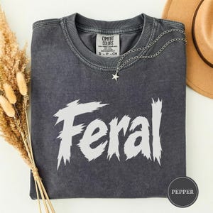 T-shirt Feral Mom Era, grappig sarcastisch moedershirt, gedurfd Feral statement T-shirt, minimalistisch moedercadeau, t-shirt wilde moeder, trendy moederkleding