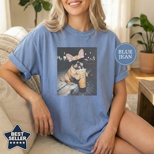 Chemise drôle de bouledogue français buvant de café glacé, t-shirt de meme animal, cadeau d'amant de chien, chemise française drôle, cadeau de maman de chien Blue Jean