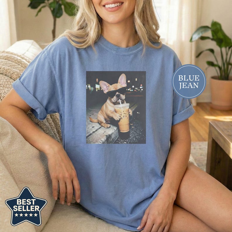 Chemise drôle de bouledogue français buvant de café glacé, t-shirt de meme animal, cadeau d'amant de chien, chemise française drôle, cadeau de maman de chien Blue Jean