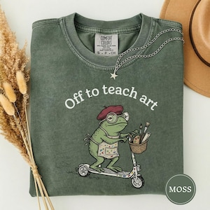 Off to Teach Art Shirt, Funny Frog Art Teacher Tee, Frog on Scooter Paint Gift, Women Art Educator Shirt, Frog Lover Tee, Funny Art Teacher Moss