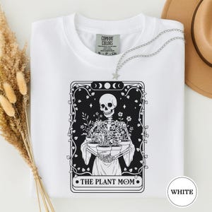 Koszulka z kartą tarota „Mama Roślin”, koszulka z motywem szkieletu i botanicznego kochanka, pomysł na prezent w stylu „Wiedźmi Ogród”, koszula w estetyczną gotycką estetykę kwiatową White