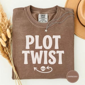 Camiseta con giro argumental sobre crímenes reales, camiseta divertida de programa de asesinatos, regalo para fans de documentales sobre crímenes, camiseta con humor sobre crímenes, ropa para amantes de los crímenes reales, camiseta sobre crímenes