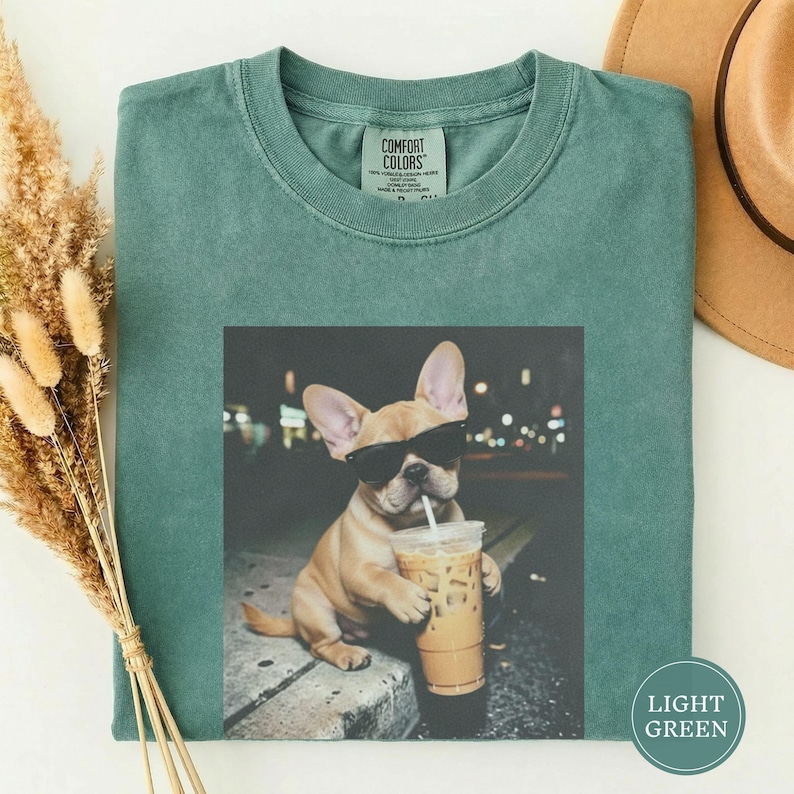 Chemise drôle de bouledogue français buvant de café glacé, t-shirt de meme animal, cadeau d'amant de chien, chemise française drôle, cadeau de maman de chien Light Green