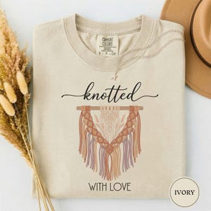 Camiseta "Anudado con amor", camiseta divertida de macramé, regalo para amantes del macramé para mujeres, camiseta de arte textil, top para creadoras de macramé, regalo para amantes de las manualidades, camiseta bohemia de manualidades
