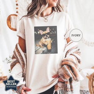 Chemise drôle de bouledogue français buvant de café glacé, t-shirt de meme animal, cadeau d'amant de chien, chemise française drôle, cadeau de maman de chien Ivory