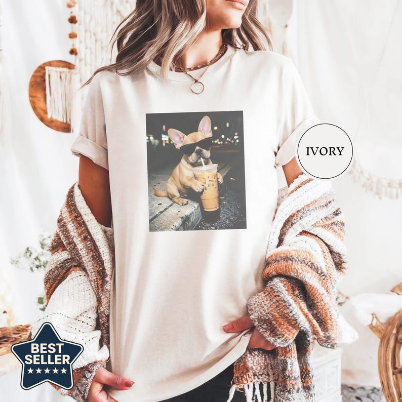 Chemise drôle de bouledogue français buvant de café glacé, t-shirt de meme animal, cadeau d'amant de chien, chemise française drôle, cadeau de maman de chien Ivory