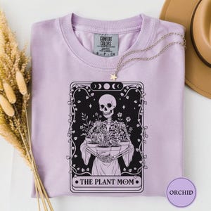 Koszulka z kartą tarota „Mama Roślin”, koszulka z motywem szkieletu i botanicznego kochanka, pomysł na prezent w stylu „Wiedźmi Ogród”, koszula w estetyczną gotycką estetykę kwiatową Orchid