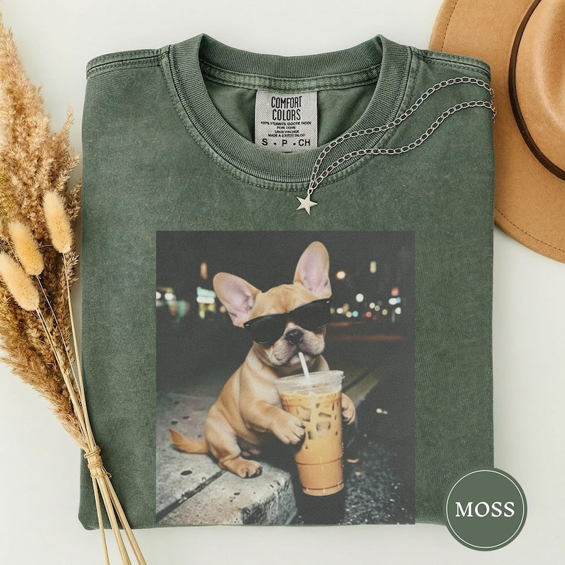 Chemise drôle de bouledogue français buvant de café glacé, t-shirt de meme animal, cadeau d'amant de chien, chemise française drôle, cadeau de maman de chien Moss