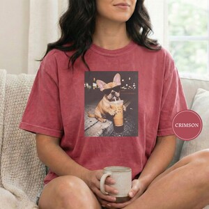 Chemise drôle de bouledogue français buvant de café glacé, t-shirt de meme animal, cadeau d'amant de chien, chemise française drôle, cadeau de maman de chien Crimson