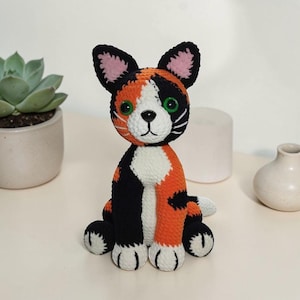 Schema per realizzare un gatto calico all'uncinetto, un peluche amigurumi, un modello patchwork (download in PDF)