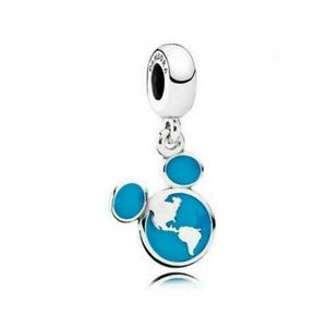 Puede incluir: Un charm colgante de plata con la silueta de la cabeza de Mickey Mouse rellena de esmalte azul brillante. La parte circular central muestra un mapa blanco de las Américas, mientras que las dos orejas circulares más pequeñas son azul sólido.