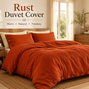 Peut inclure: Une housse de couette couleur rouille avec deux taies d'oreiller assorties dotées de boutons apparents. Le texte sur le mur indique : Rust Duvet Cover, Warm, Natural, Timeless. La parure de lit présente un aspect texturé sur un lit.
