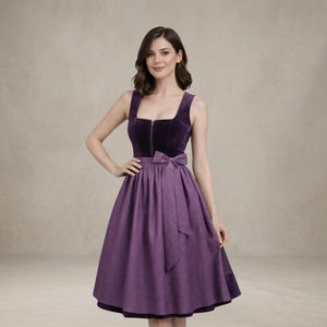 Pode incluir: Um vestido roxo sem mangas, com comprimento até ao joelho, com decote quadrado e corpete de veludo. O vestido apresenta um laço na cintura e uma saia rodada. O vestido é de cor lisa e parece ser feito de um tecido macio.