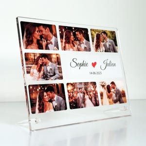 Könnte beinhalten: Transparenter Acryl-Fotorahmen mit mehreren Hochzeitsfotos eines Paares. Die Anzeige enthält die Namen "Sophie" und "Julien" mit einem Herzsymbol und dem Datum "14-06-2025".