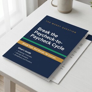 Könnte beinhalten: Ein marineblaues Heft mit dem Titel "Break the Paycheck-to-Paycheck Cycle" mit grünen und goldenen Akzenten. Der Text enthält "Simple Tools. Real Results. No Excuses." und "What's Inside: Budgeting Templates, Savings Strategies, Strengths and Frontiers."