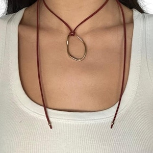 Può includere: Un set di tre tazze in ceramica con finitura opaca e macchiettata. Le tazze sono nei toni del crema, grigio chiaro e grigio scuro. Ogni tazza ha un design semplice e minimalista, perfetto per caffè o tè.