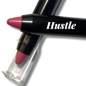 HUSTLE-Rozig roze- Semi-mat-lipkrijt- Crème - Twist Up Tube - gepigmenteerde kleur- Vitaminerijk - Weelderige rijke kleur - Natuurlijk veganistisch