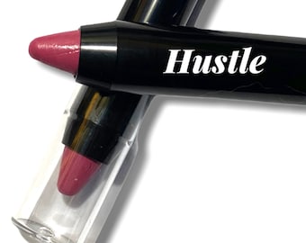 Lápiz labial semimate HUSTLE-Rosy Pink-Crema-Tubo giratorio-Color pigmentado-Rico en vitaminas-Color intenso y delicioso-Vegano natural