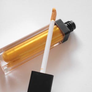 24 KAART, goudmetallic lipgloss, glinsterende lipgloss, dikke glanzende afwerking, gepigmenteerde kleur, minerale make-up, natuurlijke lippenstift, crush Cosmetics