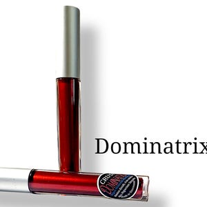 Könnte beinhalten: Ein silbernes Röhrchen mit einer roten Flüssigkeit darin. Das Röhrchen trägt ein Etikett mit der Aufschrift "CRUSH DOMINATRIX" und dem Text "Vegan, Gluten Free, Cruelty Free, Made in Vancouver".