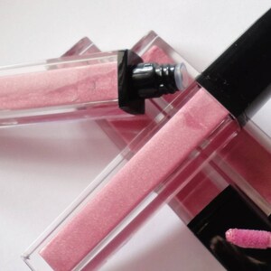 Rosa perlado, brillo labial rosa claro, acabado brillante, ingredientes naturales, brillo con destellos, Crush Cosmetics