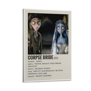 以下が含まれることがあります： 2005年のアニメ映画「ティム・バートンのコープスブライド」のフレーム入りポスター。ポスターには、スーツ姿の男性と青い肌の花嫁の2人のアニメキャラクターが描かれています。ポスターには、映画のタイトル、クレジット、上映時間が含まれています。
