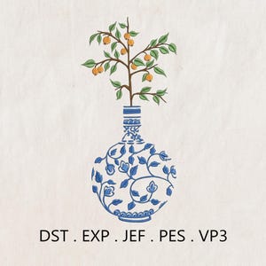 Puede incluir: Un jarrón decorativo azul y blanco con un diseño floral, que sostiene una rama con hojas verdes y pequeños frutos anaranjados. La imagen incluye el texto "DST . EXP . JEF . PES . VP3".