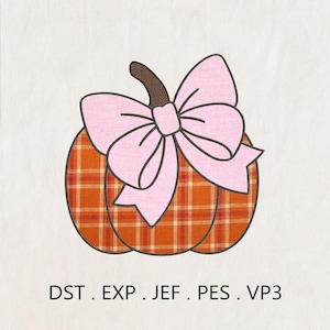 Puede incluir: Un diseño de bordado que presenta una calabaza naranja con un patrón de cuadros y un gran lazo rosa claro unido al tallo marrón. El texto DST . EXP . JEF . PES . VP3 está impreso en negro debajo del gráfico de la calabaza sobre un fondo blanco.