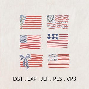 Op de afbeelding: Zes geborduurde Amerikaanse vlagontwerpen op een lichte stoffen achtergrond. De vlaggen hebben rode strepen met variaties zoals blauwe vergeet-mij-nietjes, golvende blauwe lijnen, sterren, grote blauwe sterren, een blauw gestreepte strik en kleine blauwe hartjes. Tekst: DST . EXP . JEF . PES . VP3