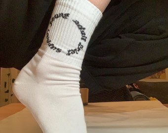 Calcetines deportivos / apoyo al duelo para adultos jóvenes / Unisex / weiß / Baumwolle / grau-azurblaue Schrift seitlich