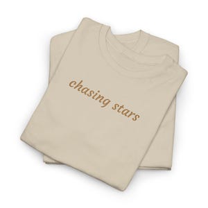 Camiseta Chasing Stars, camiseta con cita bordada con hilo dorado