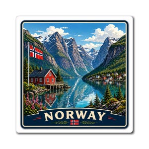 以下が含まれることがあります： ノルウェーの風景を描いた長方形のマグネット。赤い家とノルウェーの国旗、山、湖が描かれています。「NORWAY」の文字が青いバナーに白文字で表示されています。