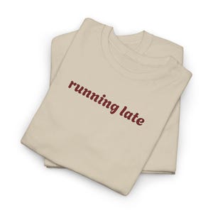 Running Late-T-shirt | Geborduurd shirt met citaattekst en citaat