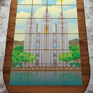 Può includere: Un set di piastrelle decorative con un'illustrazione dettagliata di un tempio bianco con tre guglie, ambientato su un cielo blu con nuvole e un sole giallo brillante. Il tempio si riflette nell'acqua, con alberi e fiori in primo piano.