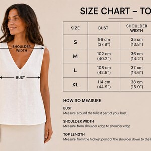 Puede incluir: Una blusa blanca sin mangas con cuello en V junto a una tabla de tallas. La tabla enumera las medidas para las tallas S, M, L y XL en cent&iacute;metros y pulgadas, incluyendo busto, ancho de hombros y largo de la blusa con instrucciones.