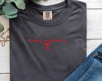 Camiseta de "Enseñando a los enamorados" / Diseño de corazón para el Día de San Valentín del profesor