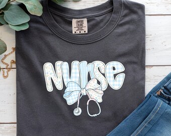 Camiseta con estetoscopio de enfermera / Arte médico en colores pastel