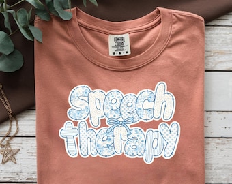 Camiseta de logopedia con diseño de letras de burbujas, garabato azul