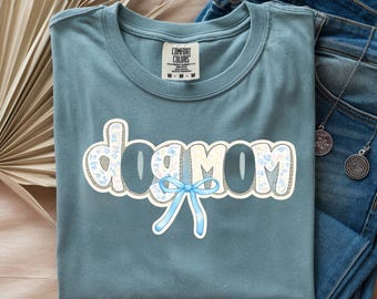 Camiseta de papá y mamá / Letras alegres y esponjosas con lazo azul