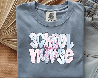 Camiseta de enfermera escolar / Letras de burbujas pastel con estetoscopio