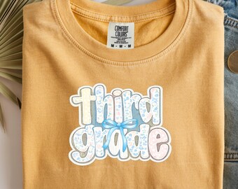 Camiseta con diseño de escritura de tercer grado / Tipografía escolar en tonos pastel
